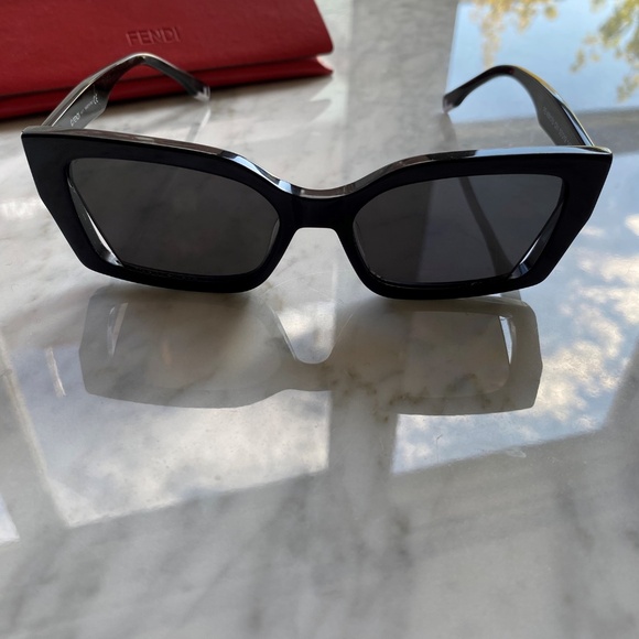 Fendi - Rectangular Sunglasses - Picture 10 of 10